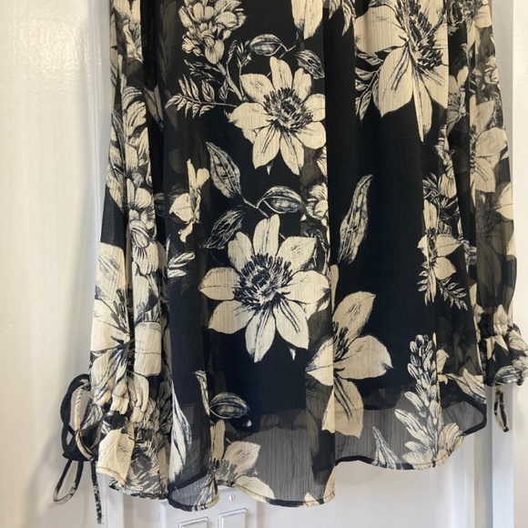 H&M Black & Ivory Floral Print Tie Flowy Blouse Top Size 4 - Picture 9 of 13